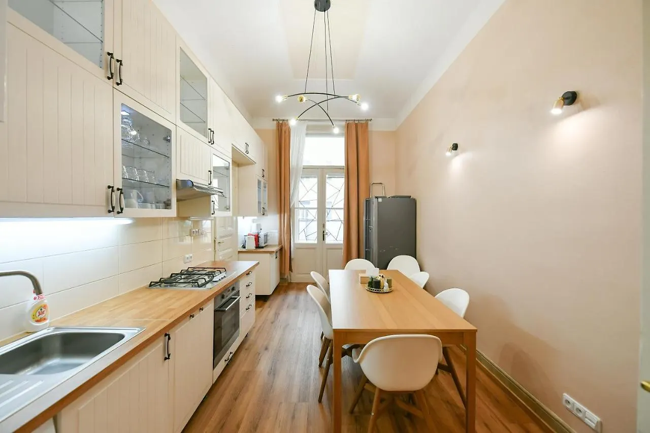 Stunning Charles Bridge Apartment Prague 0*,
